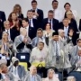 Pakai Jas Hujan Transparan, Begini Momen Prabowo Lambaikan Tangan ke Kontingen RI di Pembukaan Olimpiade Paris