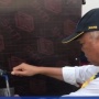 Momen Menteri Basuki Tes Air Minum IKN: Buka Keran, Tuang, Langsung Diminum