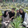 Pakai Kerudung Ziarah ke Makam Adjie Massaid, Aaliyah Massaid Disanjung: Cantiknya Natural