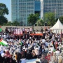 Aksi Bela Palestina di Depan Kedubes AS, Massa Bentangkan Bendera Raksasa