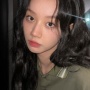 4 Inspirasi Gaya Effortless ala Lee Hyeri, Tampil Kasual Chic Tanpa Ribet!