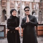 Kenang Momen Umrah, Syakir Daulay Posting Foto Bareng Fuji, Langsung Dijodohkan Warganet