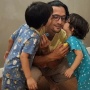 Meski Dibilang Pelit, Edward Akbar Tuai Pujian saat Ajak Anak dan Istri Naik Motor Bareng