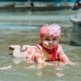 4 Pesan Dokter Anak Soal Ajarkan Bayi Berenang, Memangnya Aman?
