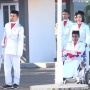 Momen 3 Penyandang Disabilitas Kibarkan Bendera Merah Putih Saat HUT RI