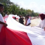 Pupuk Indonesia dan Relawan Bakti BUMN Bentangkan Bendera Merah Putih Pepanjang 1 kilometer di Pantai Nusantara NTT