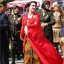Vibes-nya Ibu Pejabat Banget, 5 Potret Arumi Bachsin Pakai Kebaya Merah Bikin Mata Tak Berkedip