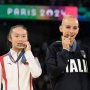 Sabet Medali Perak, Atlet China Pulang ke Kampung Jadi Pelayan Restoran Pakai Seragam Olimpiade