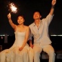 8 Potret Prewedding Vior dan Vincent Kosasih, Romantis Main Kembang Api