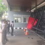 Demo Kawal Putusan MK Memanas! Massa Mahasiswa Coba Dobrak Gerbang Belakang DPR, Polisi Disambit Botol Plastik