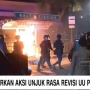 Belum Kondusif! Halte Stadion Senayan Dibakar, Polisi Terus Pukul Mundur Massa Tolak RUU Pilkada