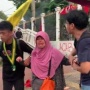 Viral Ibu Nangis Gemetar Mohon ke Polisi Tak Aniaya Pendemo: Kata-katanya Menyayat Hati