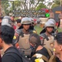 Polisi Penjaga Demo Kawal Putusan MK di Gedung DPR RI Bingung Mendadak Diberi Bunga