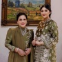 Kerap Pakai Outfit dan Perhiasan Mewah, Netizen Samakan Iriana Jokowi dan Erina Gudono: Saingan Sama Mantu...