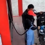 Viral Bapak-bapak Nyengir usai Remas Bokong Karyawati SPBU, Aksi Cabulnya Bikin Publik Geram: Siram Bensin Mbak!