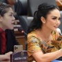 Jomplangnya Penampilan Tina Toon dan Kris Dayanti di Meja DPR: Apa Adanya Vs Glamor