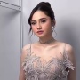 Bak Tinker Bell! Syifa Hadju Memesona dengan Gaun Mini Silver, Harga Heelsnya Curi Perhatian
