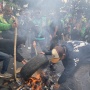 Massa Ojol Di Patung Kuda Bakar Ban Dan Tutup Jalan, Lalin Di Budi Kemuliaan Lumpuh Total