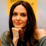 Beda Ekspresi Angelina Jolie Sebelum dan Sesudah Diajak Foto Syahrini