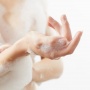 6 Rekomendasi Body Wash Lokal yang Ampuh Merawat Kelembapan Kulit Tubuh