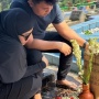 7 Hari Kepergian Baby Zoltan, 10 Potret Keluarga Ayu Ting Ting Ziarah ke Makamnya