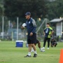 Jelang Timnas Indonesia vs Australia, Shin Tae-yong Cek Sendiri Rumput Stadion GBK