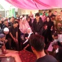 Ibunda Nangis Histeris di Makam Puput Novel: Ya Allah, Rasullullah, Titip Anakku
