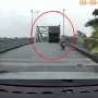 Mengerikan! Detik-detik Jembatan Putus di Vietnam Terekam, Truk Terjun Bebas ke Sungai yang Banjir