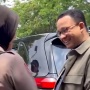 Sambutan Girang Polwan ke Anies Baswedan saat Turun dari Kijang Innova, Tampak Bahagia Sekali
