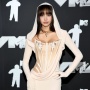 Dari Gaun Nude hingga Kulit Merah, Transformasi Gaya Lisa BLACKPINK di MTV VMA 2024Tuai Sorotan