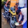 Pria Ini Rayakan Ulang Tahun Sepeda Motor Kesayangannya, Acara Potong Kue Berlangsung Unik