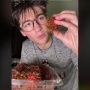 Heboh Bule Makan Buah dan Biji Rambutan Sekaligus, Netizen: Renyah Banget