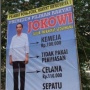 Baliho Jokowi Pakai 'Outfit Merakyat' di Pilpres 2014 Viral Lagi: Pejabat Foya-foya, Rakyat Menderita, Terbukti!