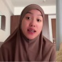 Dear Lolly, Belajarlah dari Kisah Perseteruan Dua Artis Ini dengan Sang Ibu yang Berakhir Ngenes