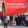 Mendarat Perdana di Bandara IKN, Jokowi Nyaris Jatuh saat Turuni Anak Tangga Pesawat Kepresidenan RJ85