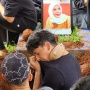 Meski Masih Pakai Penyangga Leher, Sonny Septian Turun ke Liang Lahad Makam Ibu