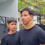 King Faaz Tenangkan Sonny Septian Menangis Saat Antar Jenazah Ibu ke Masjid