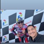 Bikin Malu Indonesia? Aksi Menpora Dito Selfie Bareng Juara MotoGP Mandalika Tuai Hujatan
