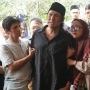 Jalan Lunglai, Ikang Fawzi Dituntun Anak Antar Jenazah Marissa Haque ke Peristirahatan Terakhir