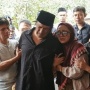 Pilu! Ikang Fawzi Lunglai Antar Jenazah Marissa Haque ke Peristirahatan Terakhir