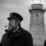 Ulasan Film The Lighthouse: Kisah Suram Penjaga Mercusuar yang Terisolasi