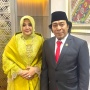 Foto Keluarga Komeng Usai Pelantikan Anggota DPD RI Curi Perhatian Publik: Aura Istrinya...