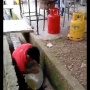 Viral Penjual Roti Canai Cuci Wajan di Selokan, Warga Dibuat Resah dan Jijik dengan Aksinya