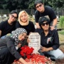 Ziarah ke Makam Marissa Haque, Bella Fawzi: Kita Belajar Ikhlas dan Kuat Bu
