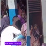 Penerima Bansos Beras Kemensos di Banten Yel-yel Andra Soni-Dimyati dan Dewi-Iing