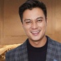 Baim Wong Bagi-bagi di Jalanan sebelum Jumatan, Penampilan Anaknya saat Digendong Bikin Prihatin