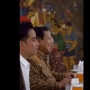 Pertemuan Bahas Skandal Fufufafa? Ekspresi Gibran Duduk Satu Meja Bareng Jokowi dan Prabowo jadi Sorotan!