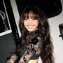 Jadi Bidadari Victoria's Secret, Lisa BLACKPINK Tampil Memukau dengan Sayap Bunga Abstrak dan Bodysuit Seksi
