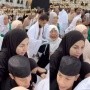 Momen Haru Nikita Mirzani Lindungi Lolly Saat Umrah, Berdesakan Cium Kabah