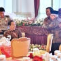 Kehangatan Jamuan Siang Istana, Jokowi Tertawa Lihat Prabowo-Ma'ruf Rangkulan Hingga Hampiri Meja Para Menteri